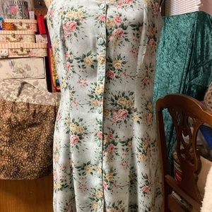 Cute green dress with roses!